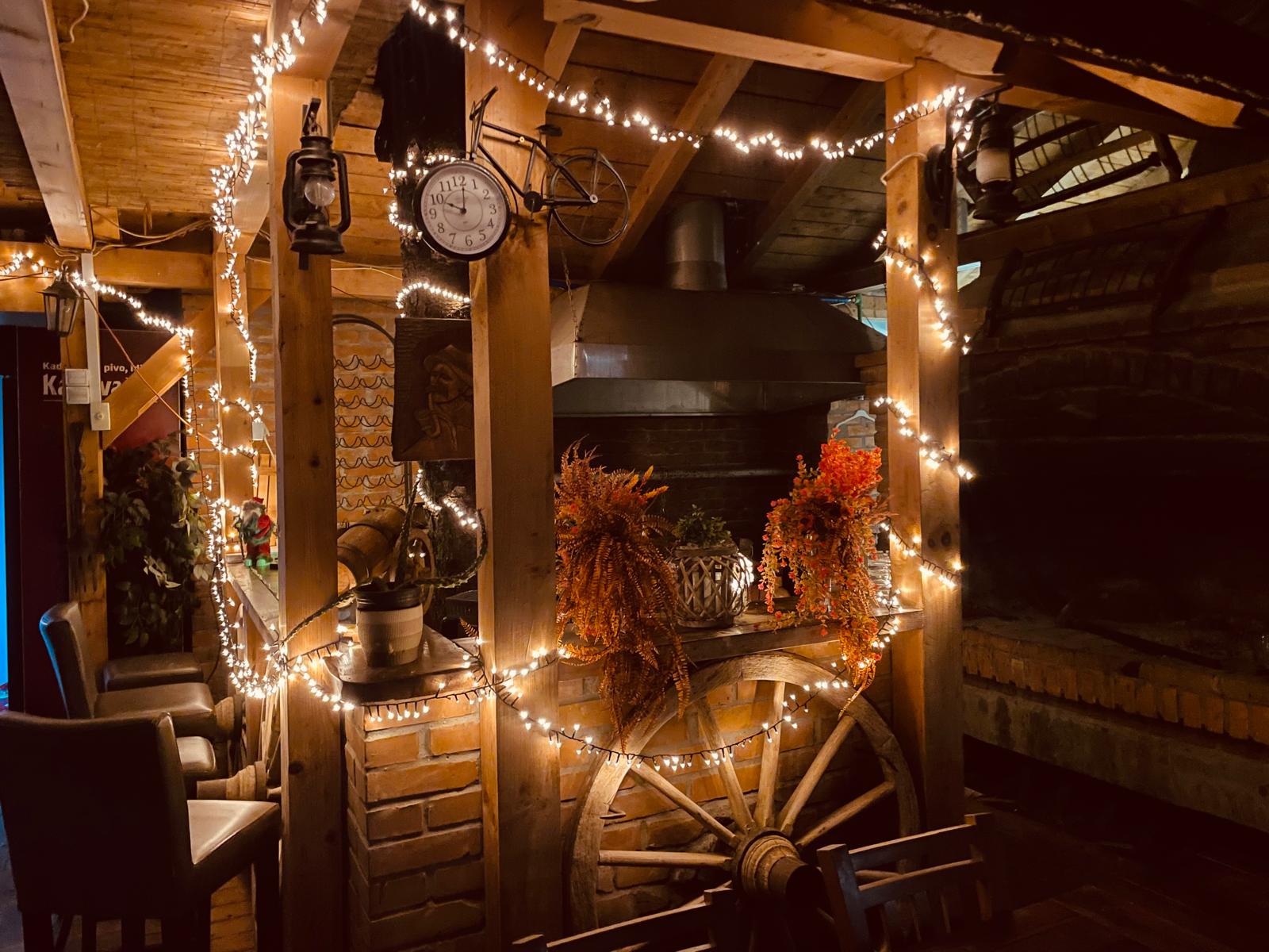 Rustikalni enterijer Krčma Petrić - tradicionalna atmosfera s kamenom peći, Osijek