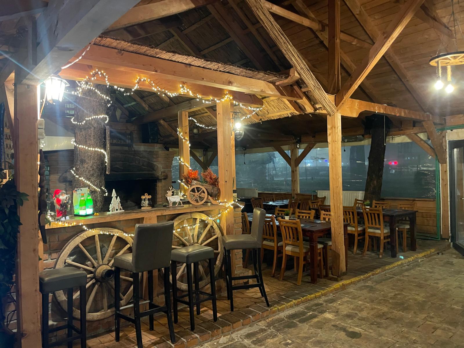 Krčma Petrić enterijer sa slavonskim motivima na zidovima, Osijek