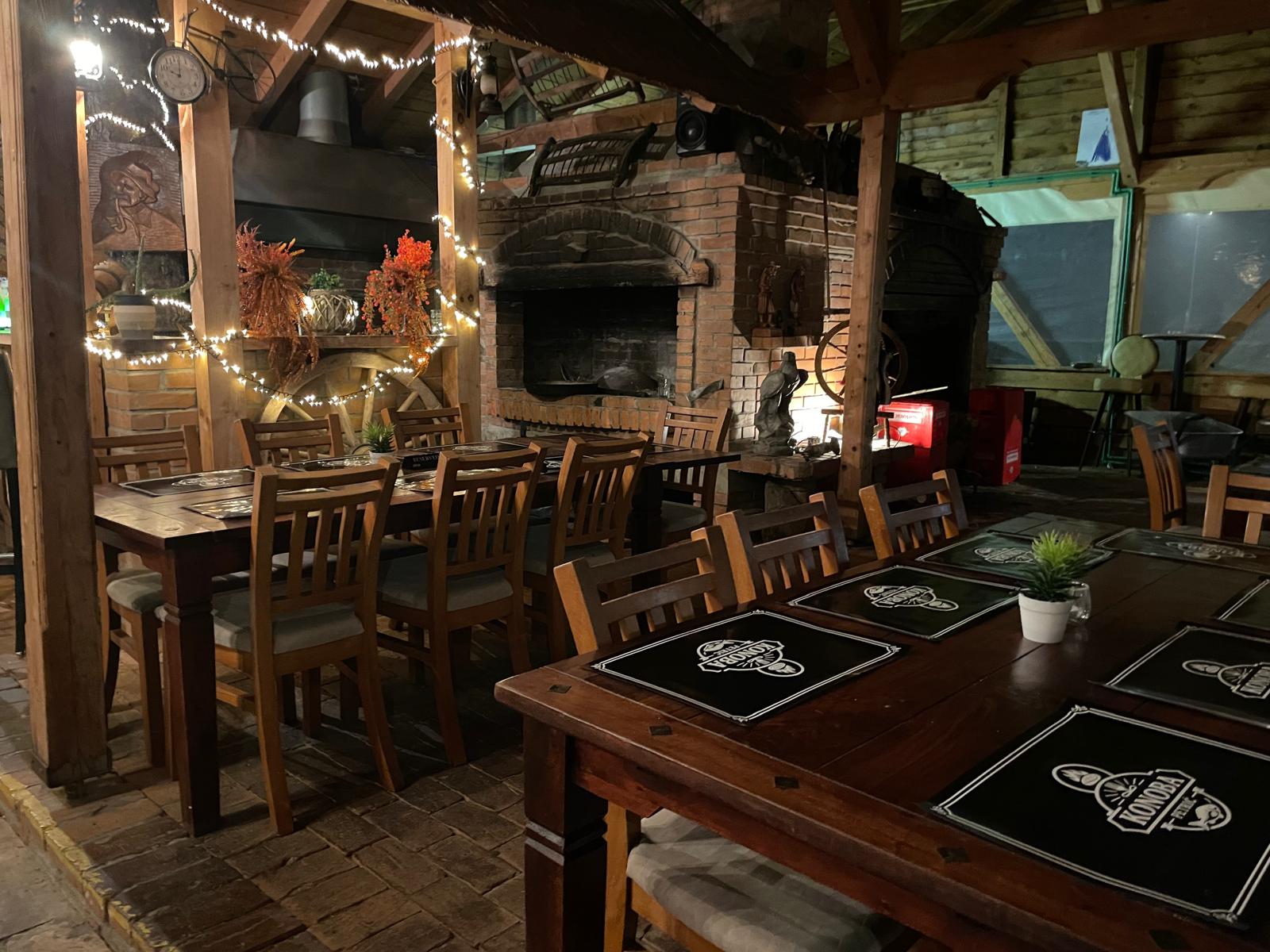 Tradicionalni drveni stolovi - Krčma Petrić Osijek