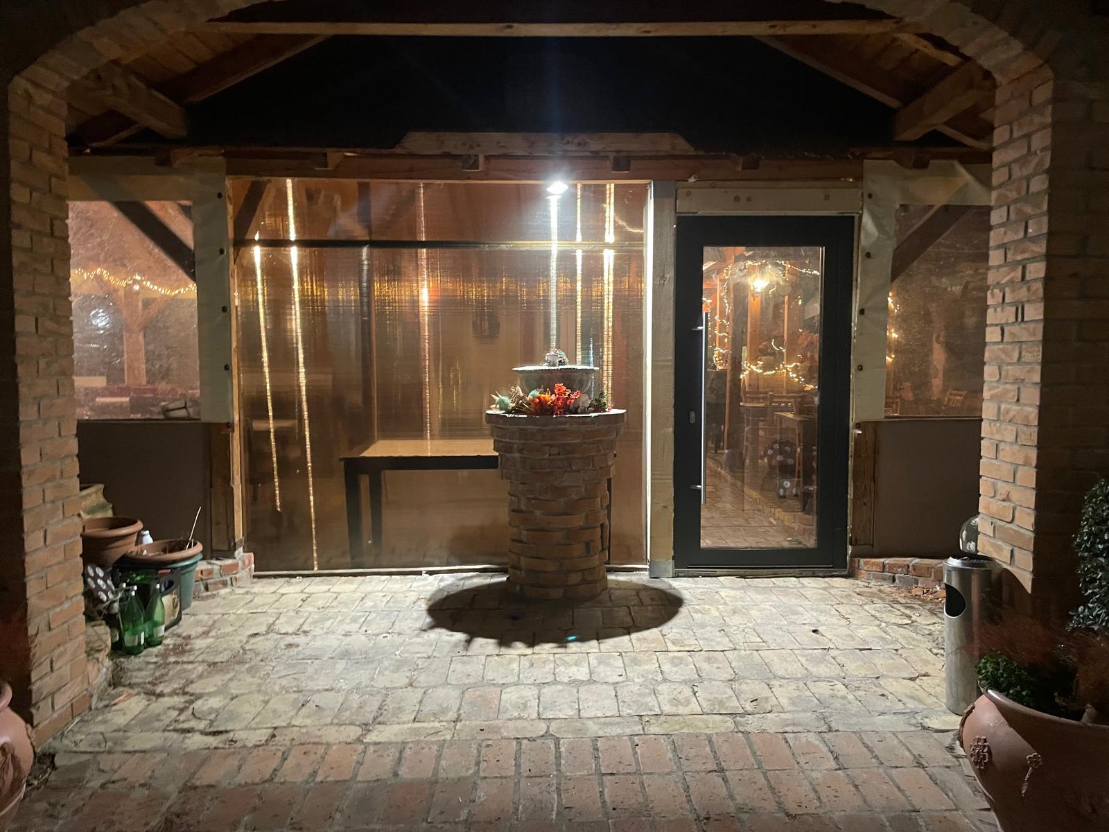 Drveni stolovi Krčma Petrić s tradicionalnim dekorom, Osijek