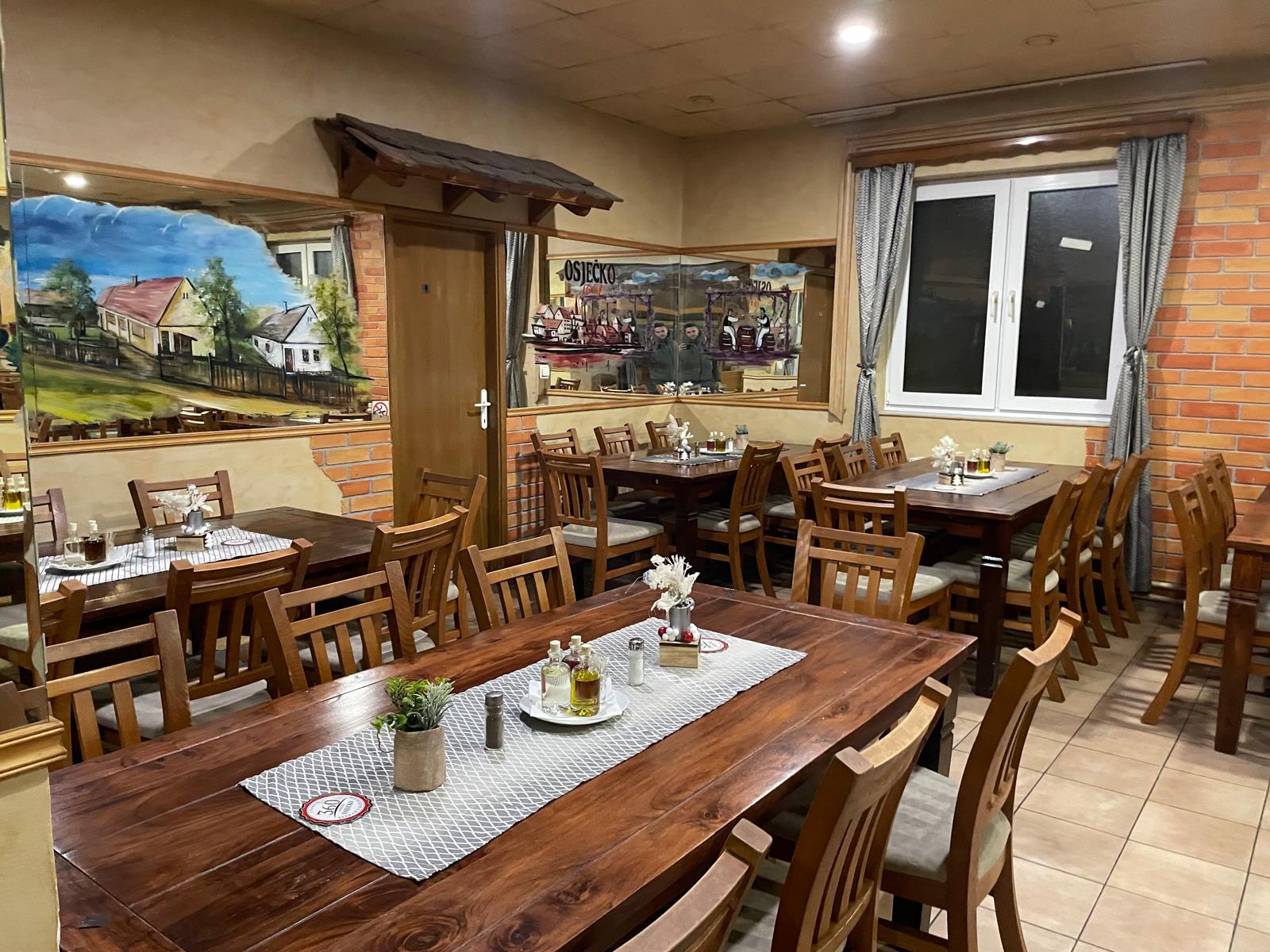 Krčma Petrić sala s bijelim stolnjacima - elegantan prostor, Osijek